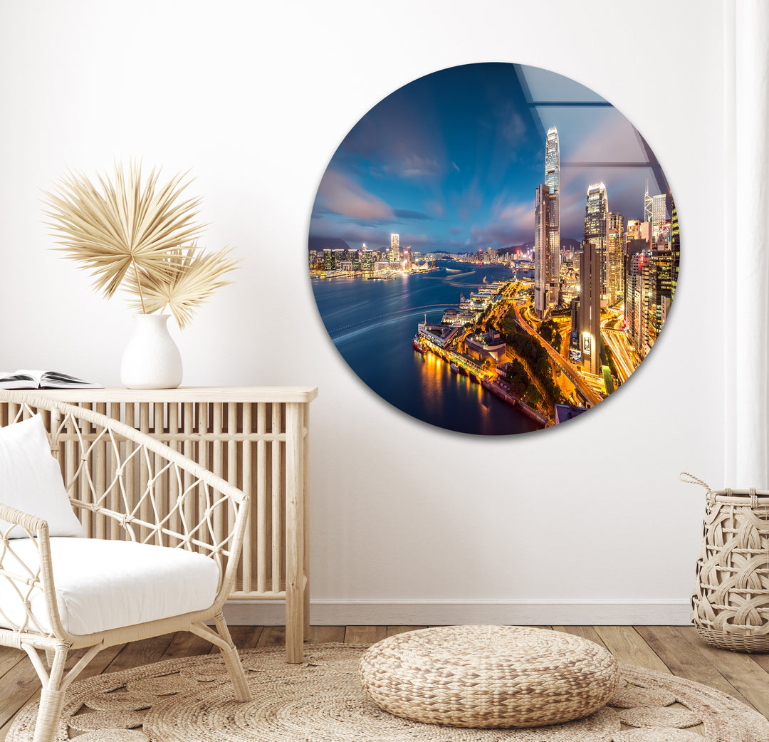 Glaswandkunst mit Skyline von Hongkong – Beleuchtete Stadtlandschaft bei Nacht