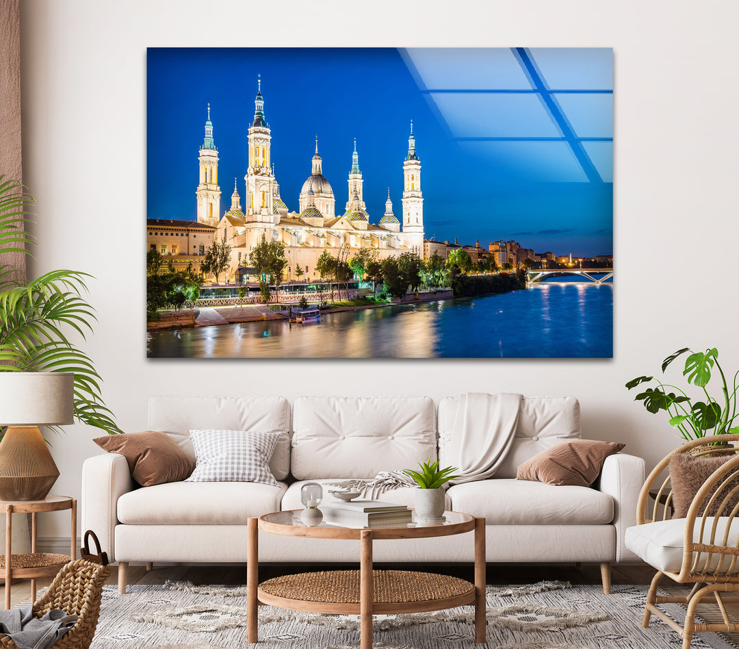 Glaswandkunst der Basilica del Pilar – Atemberaubender Nachtblick auf Saragossas Wahrzeichen