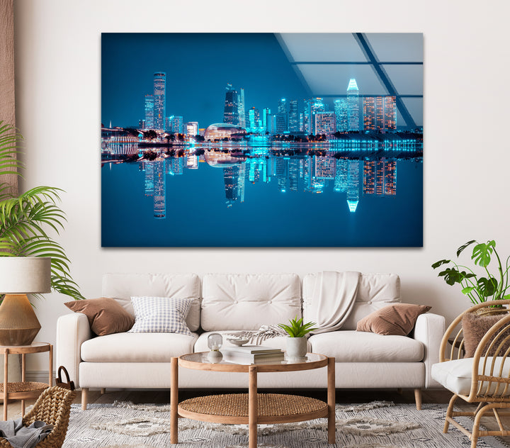 Glaswandkunst mit der Skyline von Singapur – Ikonische Marina Bay Sands und Stadtspiegelungen bei Nacht