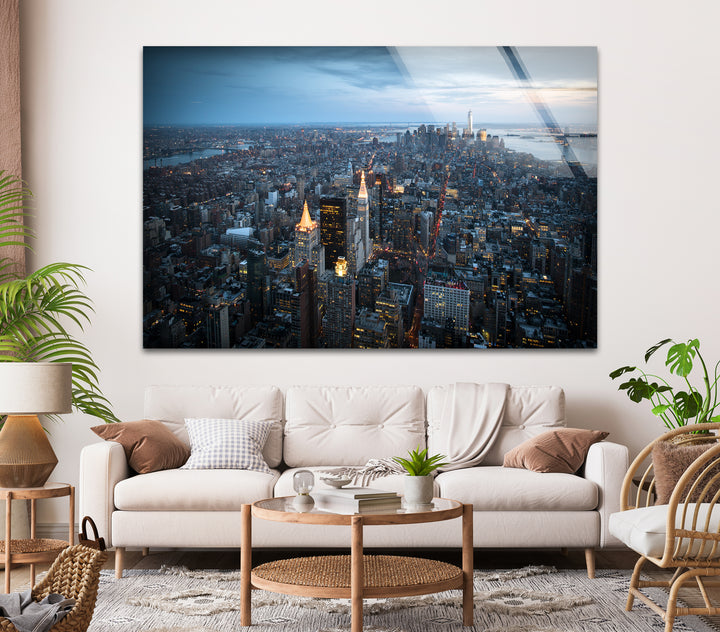 Glaswandkunst mit der Skyline von New York City – Atemberaubende Luftaufnahme von Manhattan in der Dämmerung