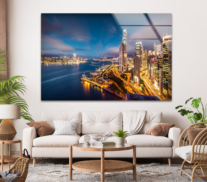 Glaswandkunst mit Skyline von Hongkong – Beleuchtete Stadtlandschaft bei Nacht