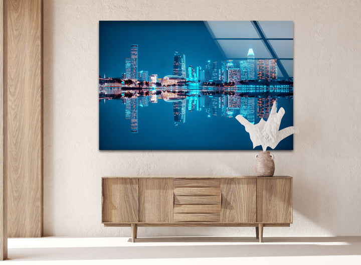 Glaswandkunst mit der Skyline von Singapur – Ikonische Marina Bay Sands und Stadtspiegelungen bei Nacht