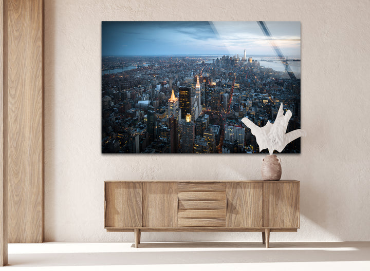 Glaswandkunst mit der Skyline von New York City – Atemberaubende Luftaufnahme von Manhattan in der Dämmerung