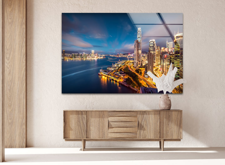 Glaswandkunst mit Skyline von Hongkong – Beleuchtete Stadtlandschaft bei Nacht