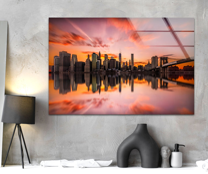 Glaswandkunst New York City – Spiegelung der Brooklyn Bridge und der Skyline bei Sonnenuntergang