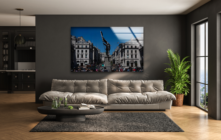 Exquisite material quality for this art from glass, a London Banksy statue print with a brilliant, highly reflective, high-gloss finish.