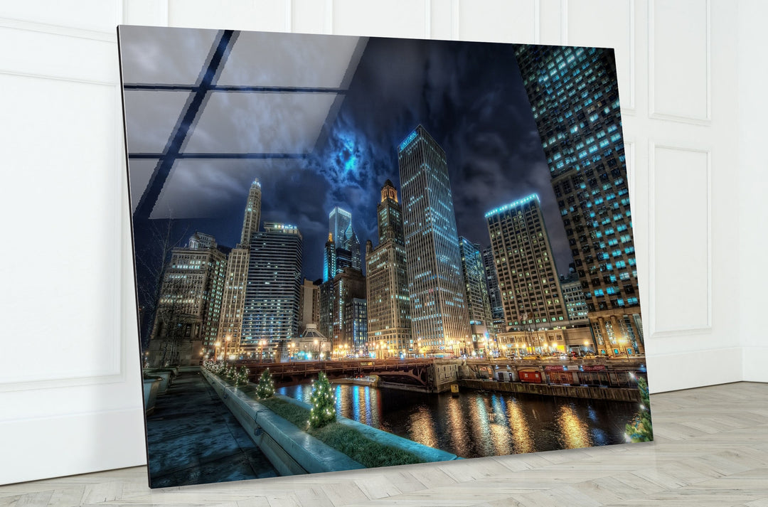 Glaswandkunst mit der Skyline von Chicago – Majestätischer Blick auf Chicagos berühmten Fluss und die Wolkenkratzer bei Nacht