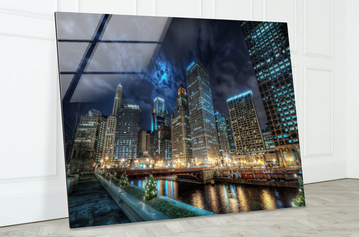 Glaswandkunst mit der Skyline von Chicago – Majestätischer Blick auf Chicagos berühmten Fluss und die Wolkenkratzer bei Nacht