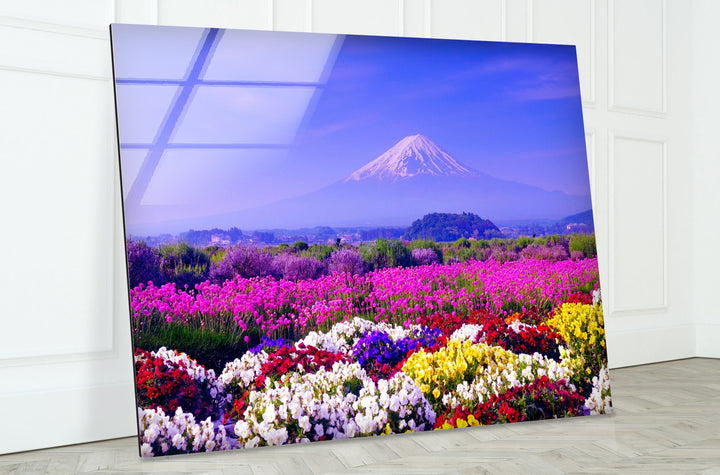 Glaswandkunst mit dem Fuji und dem Blumenfeld – Majestätischer Blick auf Japans ikonische Berge und blühende Landschaft