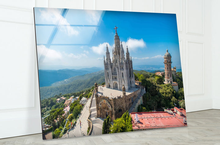 Glaswandkunst der Tibidabo-Kathedrale – Majestätischer Blick auf Barcelonas berühmten Berg und die Kirche
