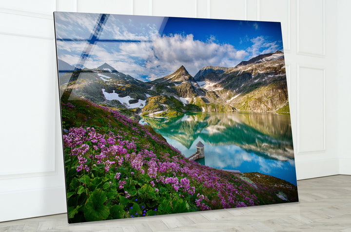 Norwegischer Fjord – Glaswandkunst – Majestätischer Berg mit blühenden Blumen
