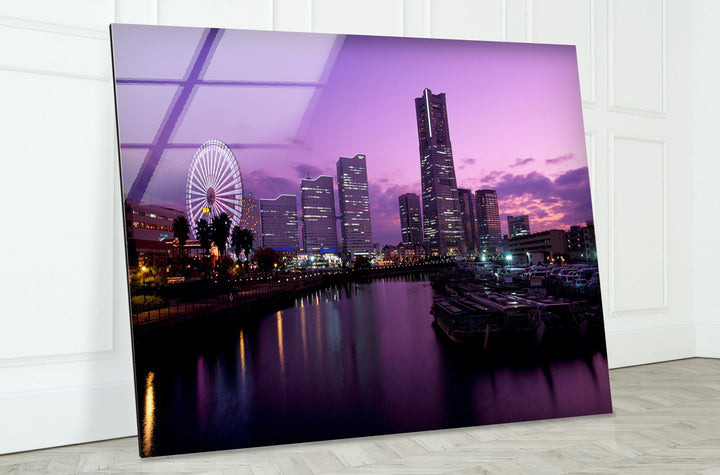 Glaswandkunst mit der Skyline von Yokohama – Atemberaubender Blick auf das Wasser mit Riesenrad bei Sonnenuntergang