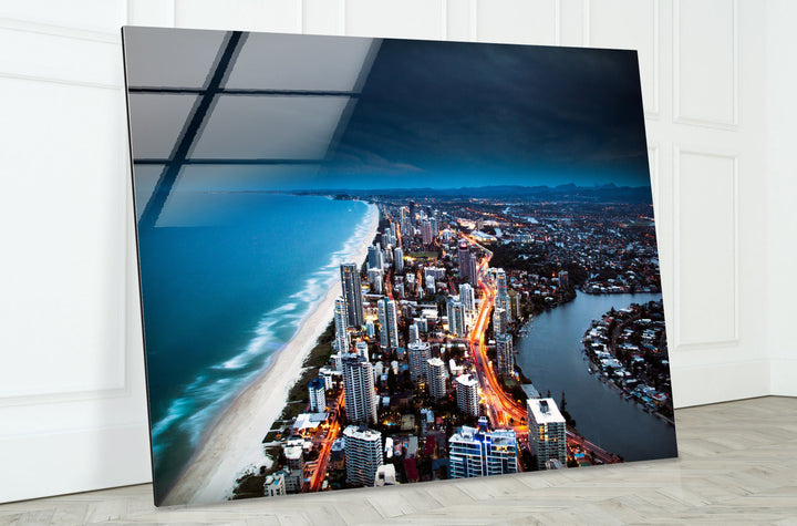 Glaswandkunst mit Skyline von Gold Coast – Majestätischer Blick auf die australische Küstenstadt bei Nacht