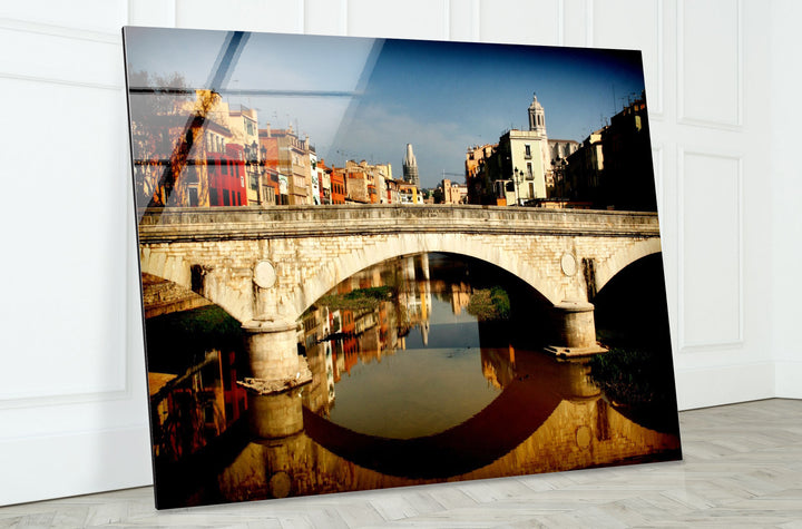 Glaswandkunst mit der Girona-Brücke – malerischer Blick auf die spanische Stadt mit Spiegelung im Fluss