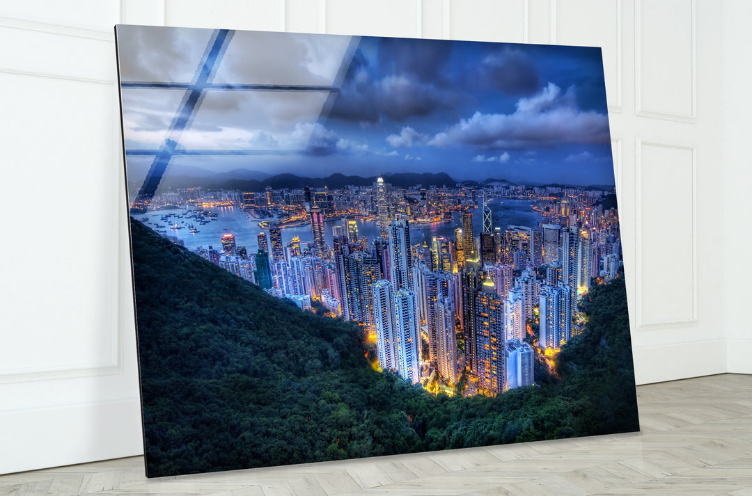 Glaswandkunst mit Skyline von Hongkong – Atemberaubender Blick auf die Lichter der Stadt und den Hafen in der Abenddämmerung