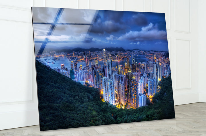 Glaswandkunst mit Skyline von Hongkong – Atemberaubender Blick auf die Lichter der Stadt und den Hafen in der Abenddämmerung