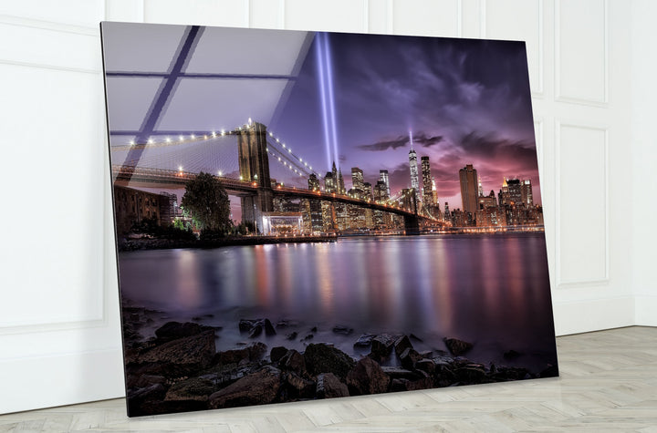 Brooklyn Bridge Glaswandkunst – Atemberaubende Skyline von NYC mit Tribut im Licht