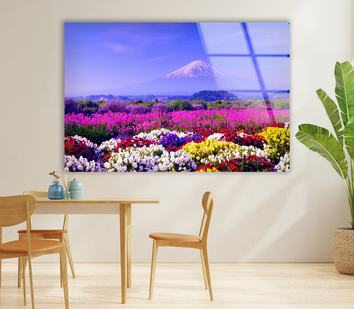 Glaswandkunst mit dem Fuji und dem Blumenfeld – Majestätischer Blick auf Japans ikonische Berge und blühende Landschaft