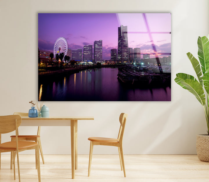 Glaswandkunst mit der Skyline von Yokohama – Atemberaubender Blick auf das Wasser mit Riesenrad bei Sonnenuntergang