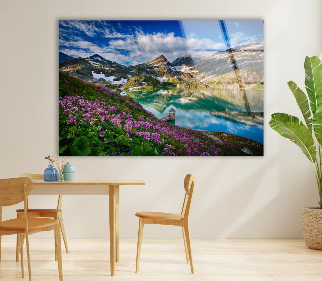 Norwegischer Fjord – Glaswandkunst – Majestätischer Berg mit blühenden Blumen