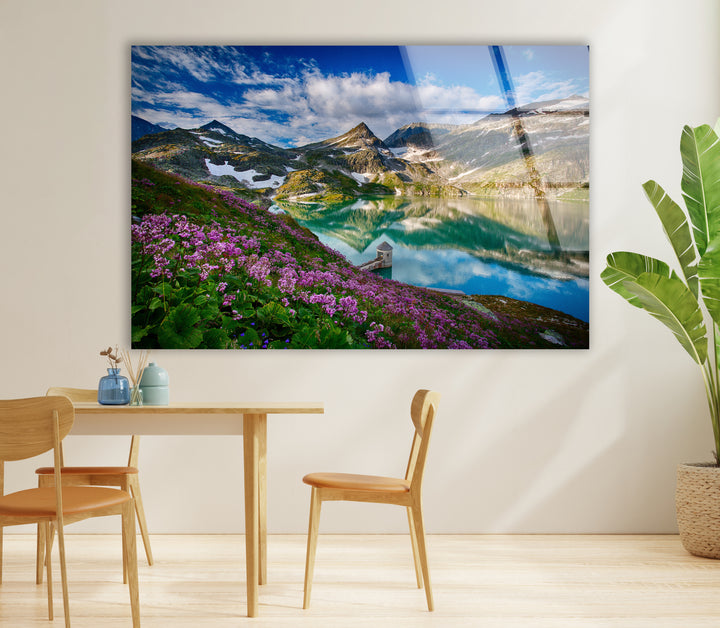 Norwegischer Fjord – Glaswandkunst – Majestätischer Berg mit blühenden Blumen