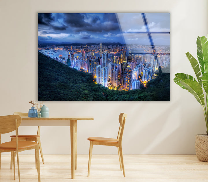 Glaswandkunst mit Skyline von Hongkong – Atemberaubender Blick auf die Lichter der Stadt und den Hafen in der Abenddämmerung