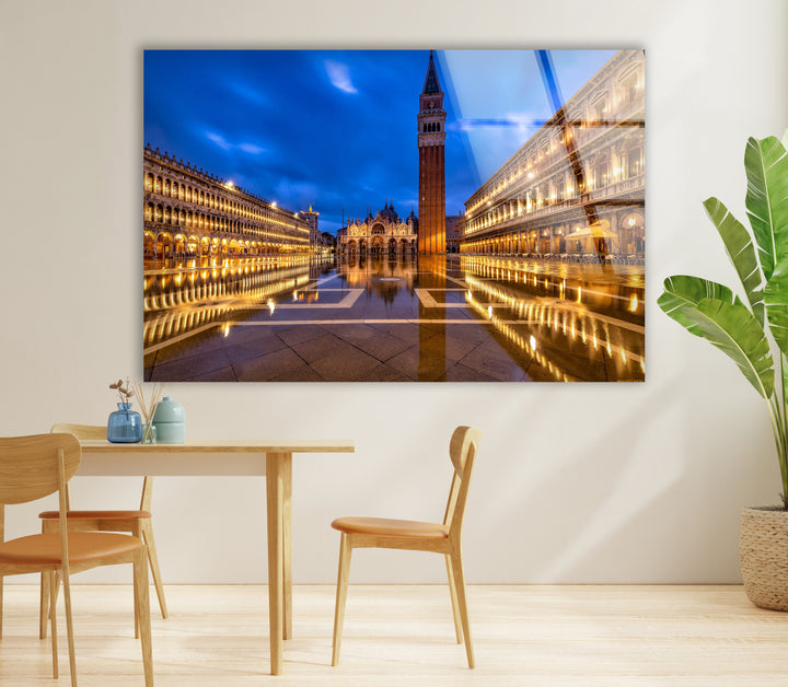 Glaswandkunst am Markusplatz – Majestätisches Wahrzeichen von Venedig mit beleuchtetem Campanile