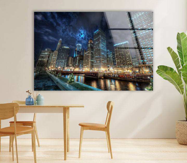 Glaswandkunst mit der Skyline von Chicago – Majestätischer Blick auf Chicagos berühmten Fluss und die Wolkenkratzer bei Nacht