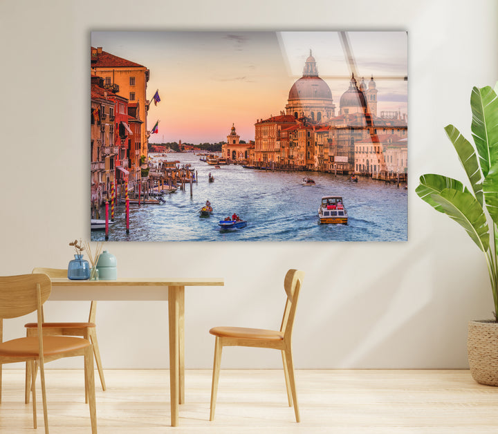Glaswandkunst am Kanal von Venedig – Ikonischer Blick auf den Canal Grande bei Sonnenuntergang mit Booten
