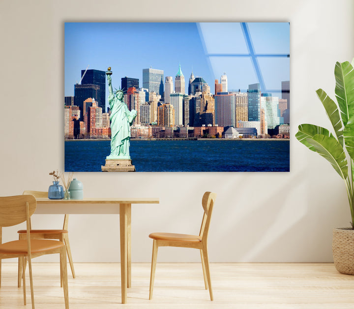 Glaswandkunst mit der Freiheitsstatue – Kultiges Wahrzeichen New Yorks mit atemberaubendem Blick auf die Skyline