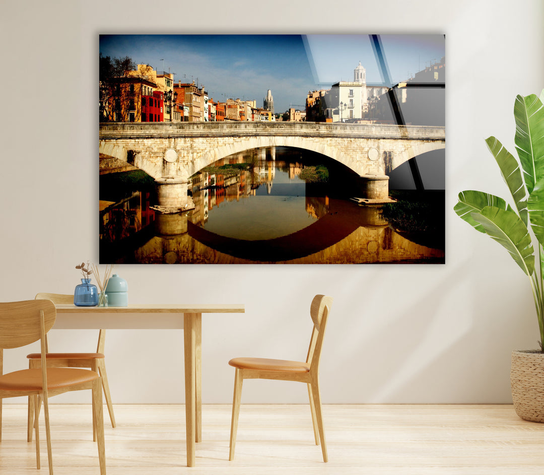 Glaswandkunst mit der Girona-Brücke – malerischer Blick auf die spanische Stadt mit Spiegelung im Fluss