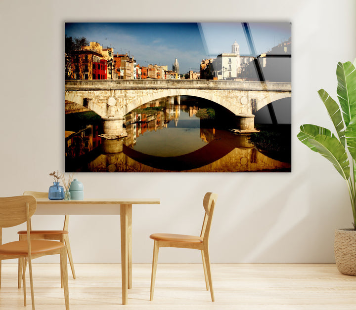 Glaswandkunst mit der Girona-Brücke – malerischer Blick auf die spanische Stadt mit Spiegelung im Fluss