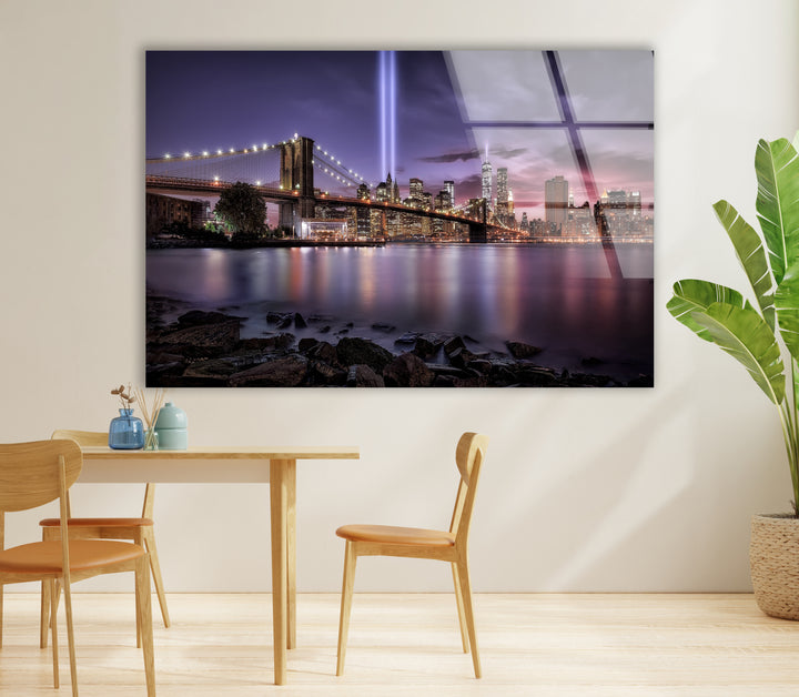 Brooklyn Bridge Glaswandkunst – Atemberaubende Skyline von NYC mit Tribut im Licht