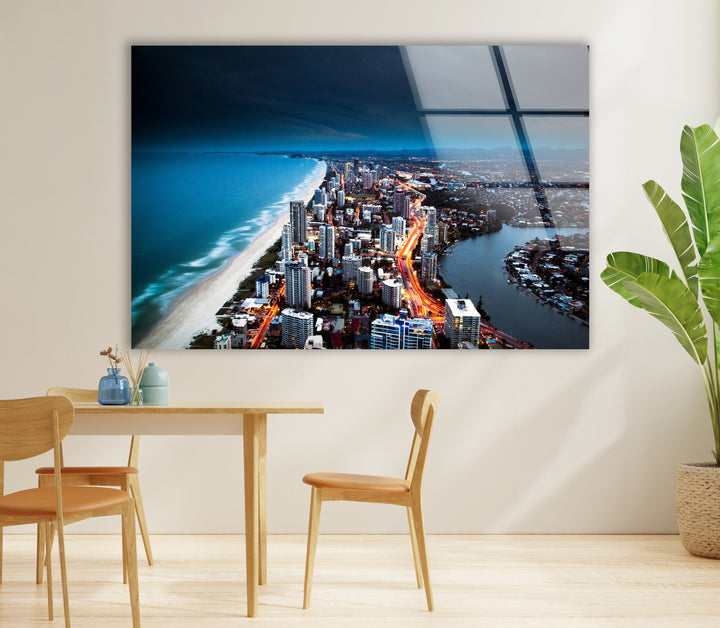 Glaswandkunst mit Skyline von Gold Coast – Majestätischer Blick auf die australische Küstenstadt bei Nacht
