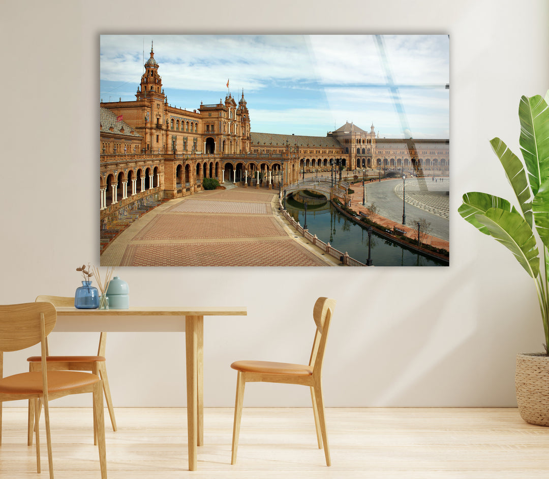 Glaswandkunst Plaza de España – Majestätisches spanisches Wahrzeichen mit malerischem Blick auf den Kanal