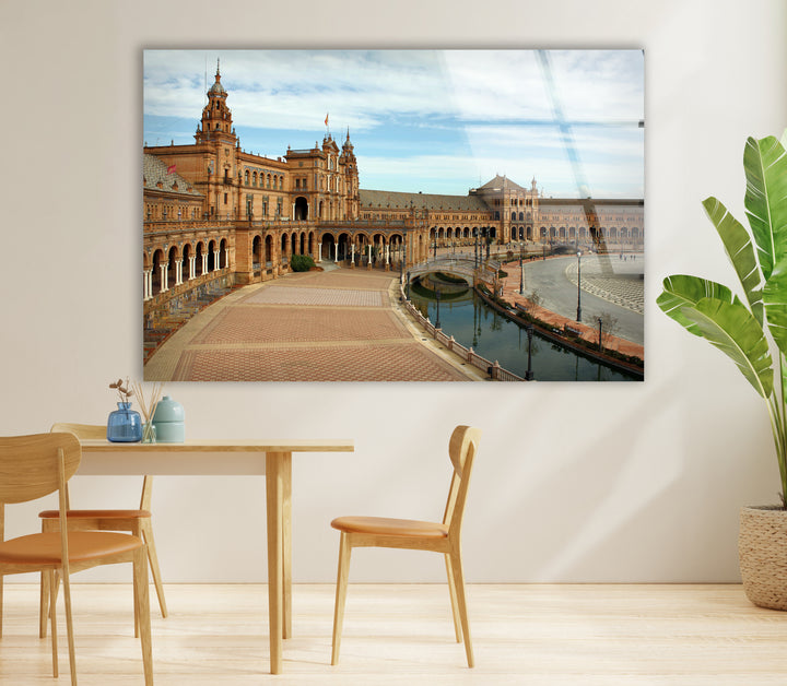 Glaswandkunst Plaza de España – Majestätisches spanisches Wahrzeichen mit malerischem Blick auf den Kanal
