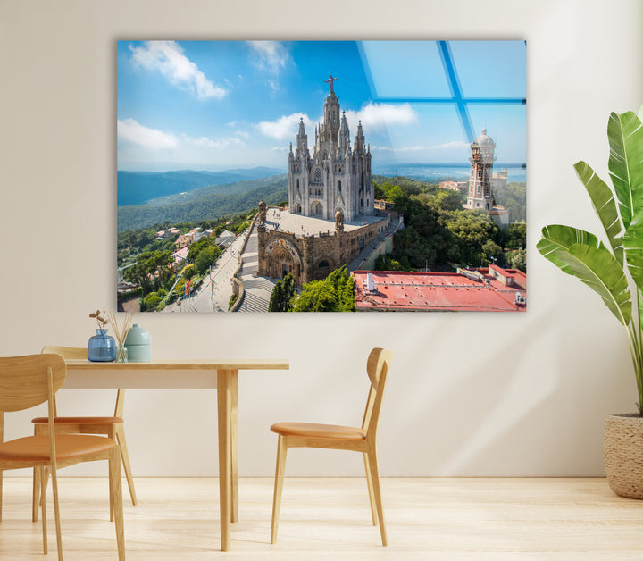 Glaswandkunst der Tibidabo-Kathedrale – Majestätischer Blick auf Barcelonas berühmten Berg und die Kirche