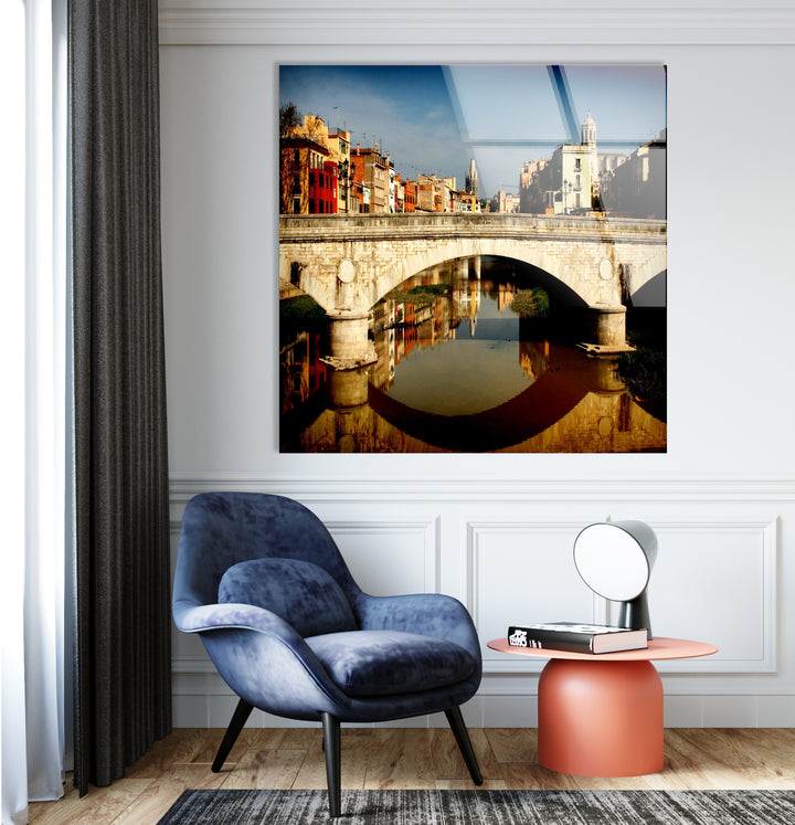 Glaswandkunst mit der Girona-Brücke – malerischer Blick auf die spanische Stadt mit Spiegelung im Fluss