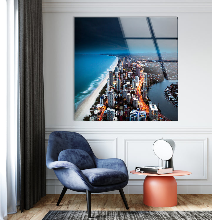 Glaswandkunst mit Skyline von Gold Coast – Majestätischer Blick auf die australische Küstenstadt bei Nacht