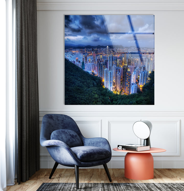 Glaswandkunst mit Skyline von Hongkong – Atemberaubender Blick auf die Lichter der Stadt und den Hafen in der Abenddämmerung