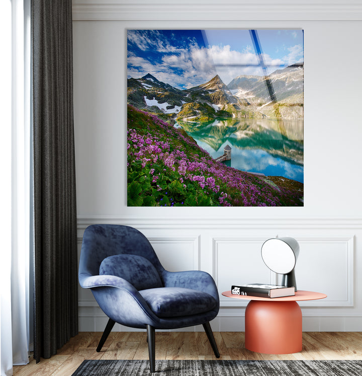 Norwegischer Fjord – Glaswandkunst – Majestätischer Berg mit blühenden Blumen