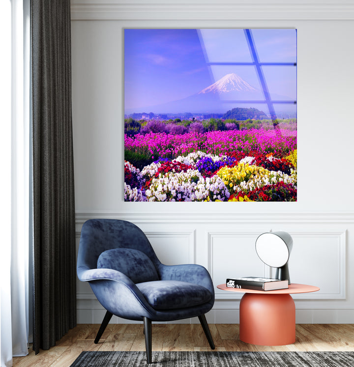 Glaswandkunst mit dem Fuji und dem Blumenfeld – Majestätischer Blick auf Japans ikonische Berge und blühende Landschaft