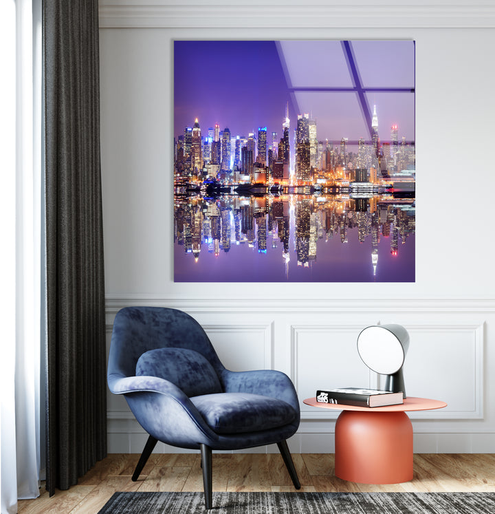 Glaswandkunst mit Skyline von New York City – Kultige Skyline von Manhattan mit atemberaubender Spiegelung am Wasser