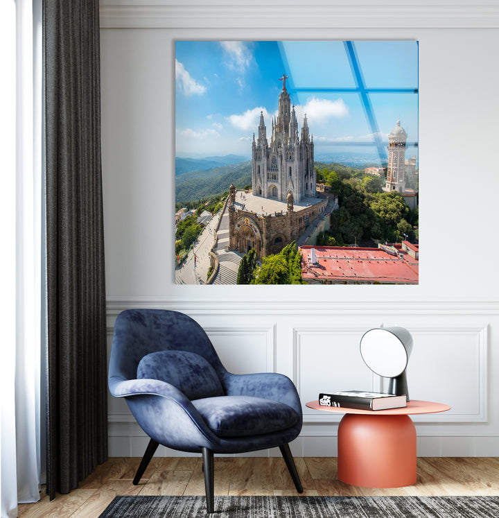 Glaswandkunst der Tibidabo-Kathedrale – Majestätischer Blick auf Barcelonas berühmten Berg und die Kirche