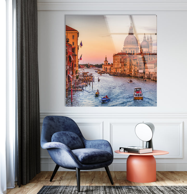 Glaswandkunst am Kanal von Venedig – Ikonischer Blick auf den Canal Grande bei Sonnenuntergang mit Booten
