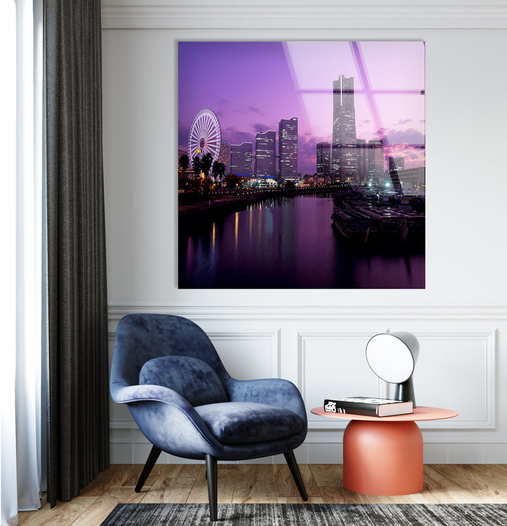 Glaswandkunst mit der Skyline von Yokohama – Atemberaubender Blick auf das Wasser mit Riesenrad bei Sonnenuntergang