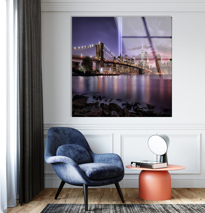 Brooklyn Bridge Glaswandkunst – Atemberaubende Skyline von NYC mit Tribut im Licht