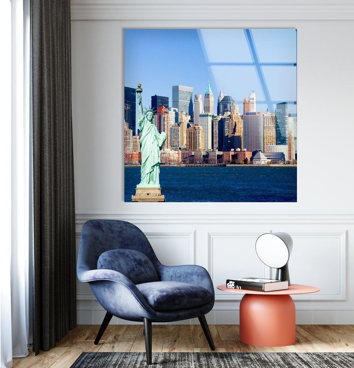 Glaswandkunst mit der Freiheitsstatue – Kultiges Wahrzeichen New Yorks mit atemberaubendem Blick auf die Skyline