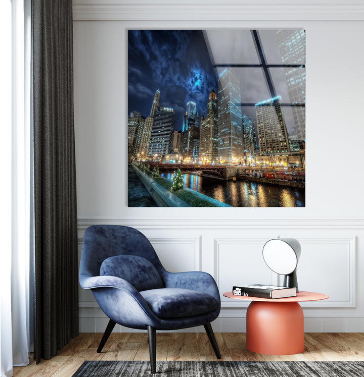 Glaswandkunst mit der Skyline von Chicago – Majestätischer Blick auf Chicagos berühmten Fluss und die Wolkenkratzer bei Nacht