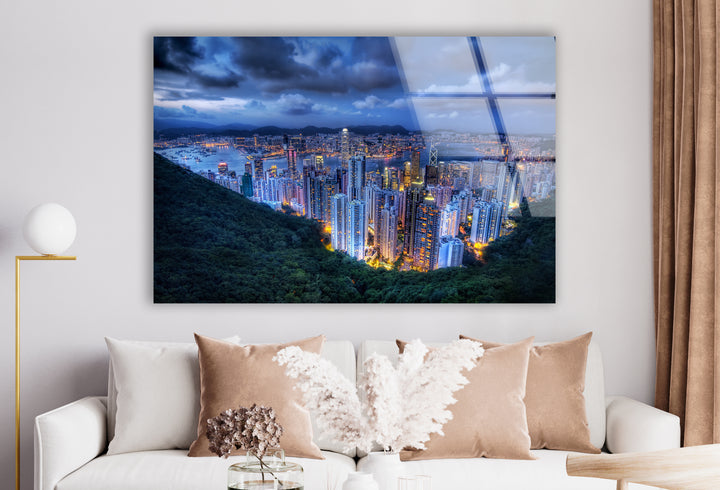 Glaswandkunst mit Skyline von Hongkong – Atemberaubender Blick auf die Lichter der Stadt und den Hafen in der Abenddämmerung